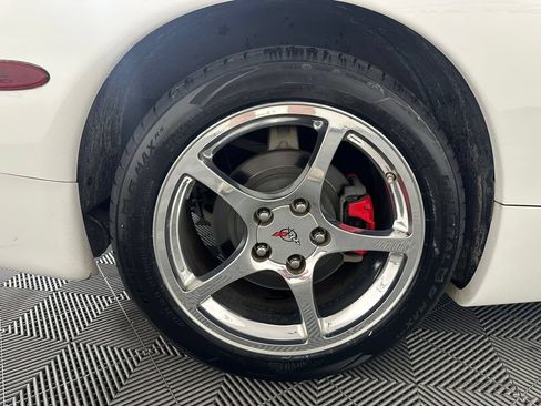Used 2004 Chevrolet Corvette Coupe w/ Roof Package RWD image 12