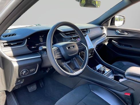 Used 2025 Jeep Grand Cherokee Altitude AWD/4WD image 18