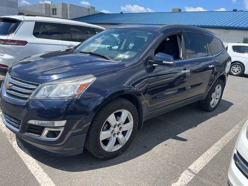 Used 2016 Chevrolet Traverse LT w/ Style and Technology Package FWD image 2