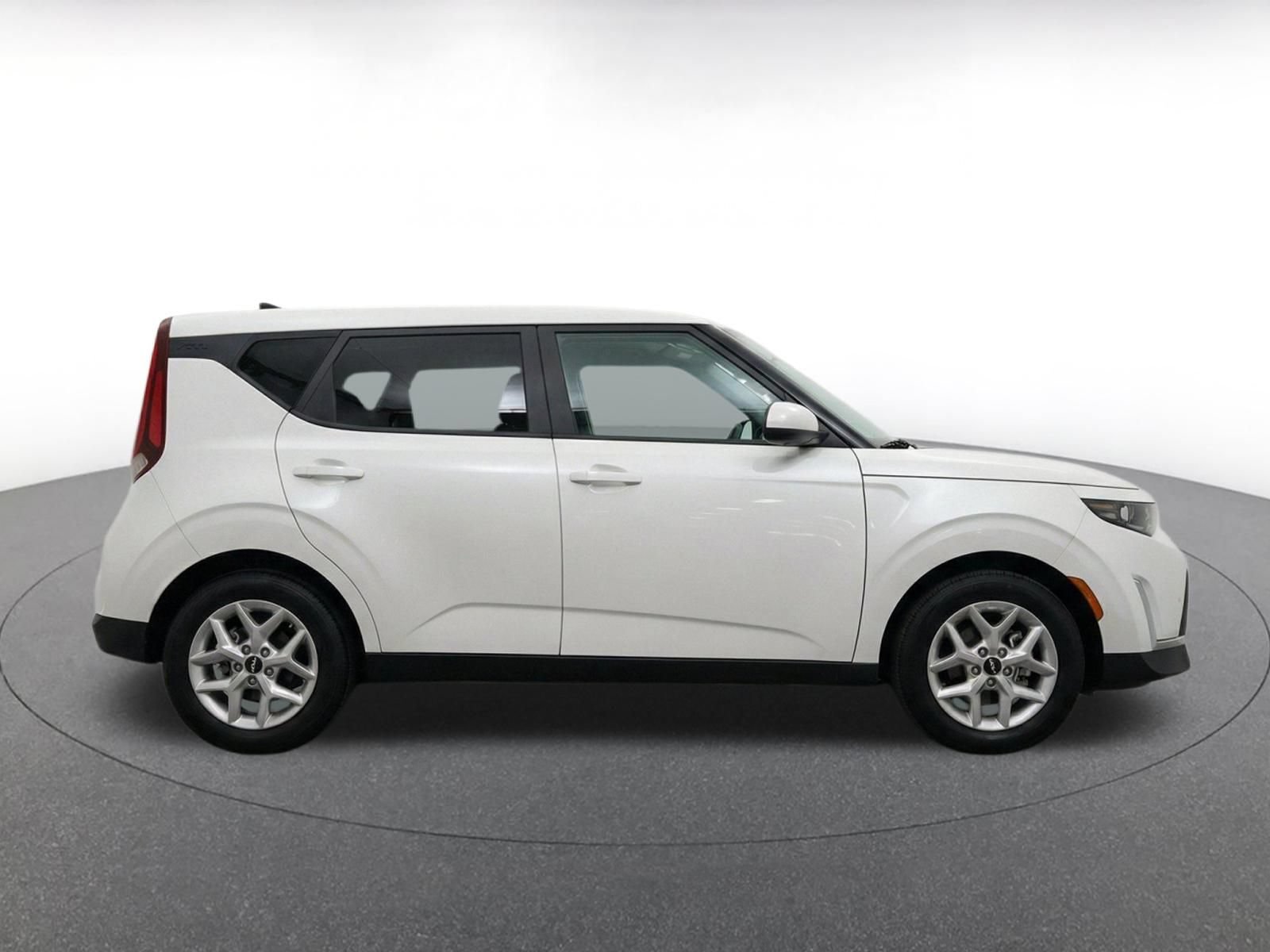 Used 2025 Kia Soul LX w/ LX Technology Package FWD image 13