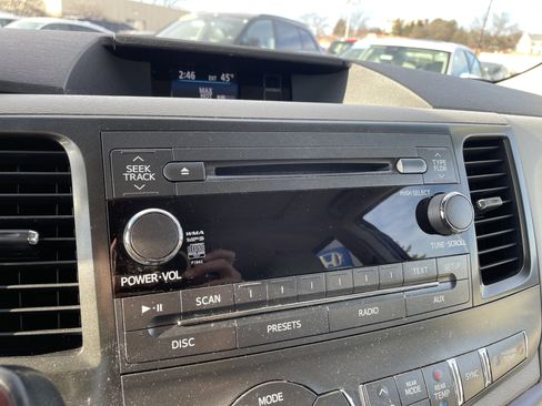 Used 2014 Toyota Sienna XLE image 29