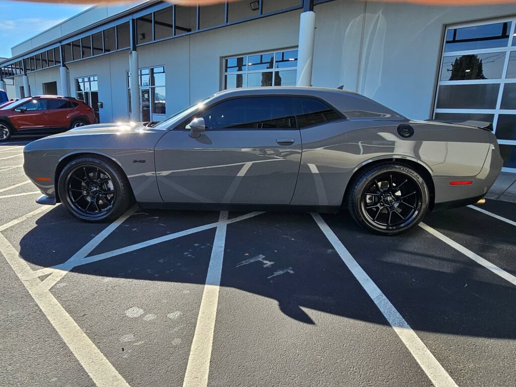 Used 2023 Dodge Challenger R/T RWD image 2