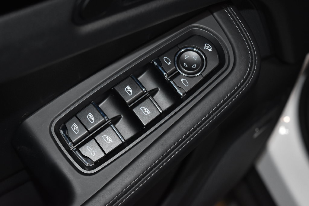 Certified 2026 Porsche Macan AWD/4WD image 8