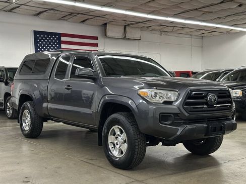 Used 2018 Toyota Tacoma SR image 1