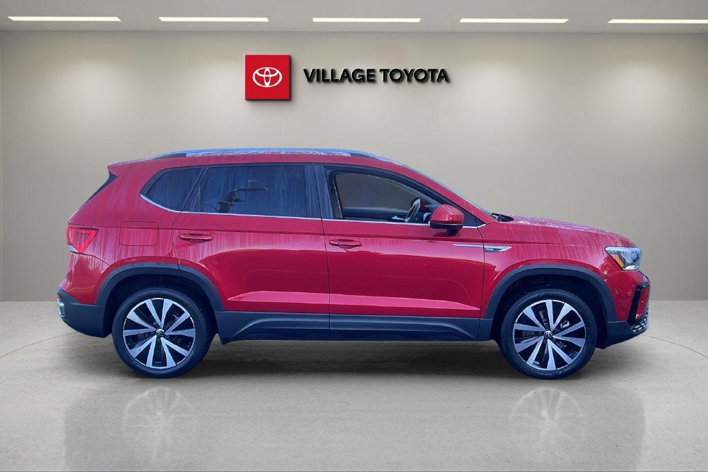 Used 2022 Volkswagen Taos SE FWD image 6