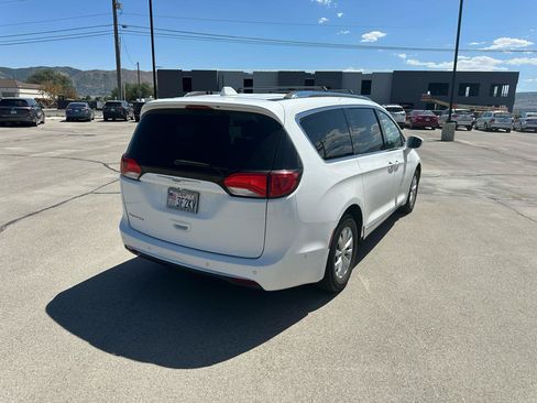 Used 2018 Chrysler Pacifica Touring-L w/ Advanced Safetytec Group FWD image 3