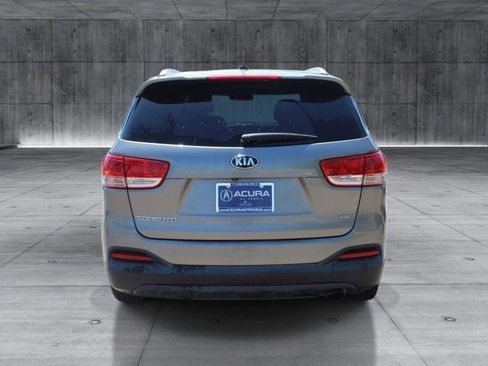 Used 2018 Kia Sorento FWD V6 image 4