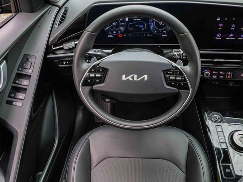 Certified 2025 Kia Niro Wind w/ Wind Preserve Package FWD image 18