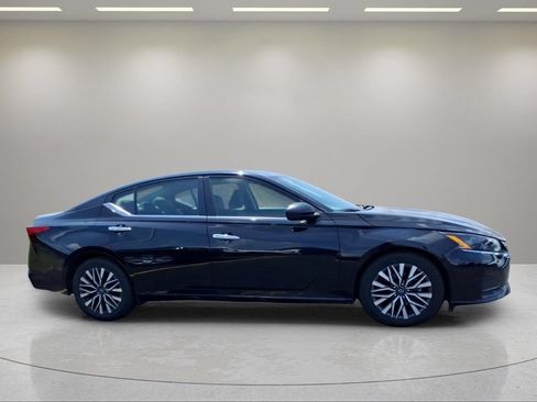 Used 2024 Nissan Altima 2.5 SV FWD image 2