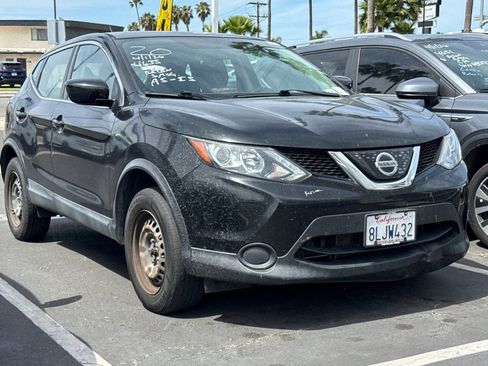 Used 2018 Nissan Rogue Sport S image 2