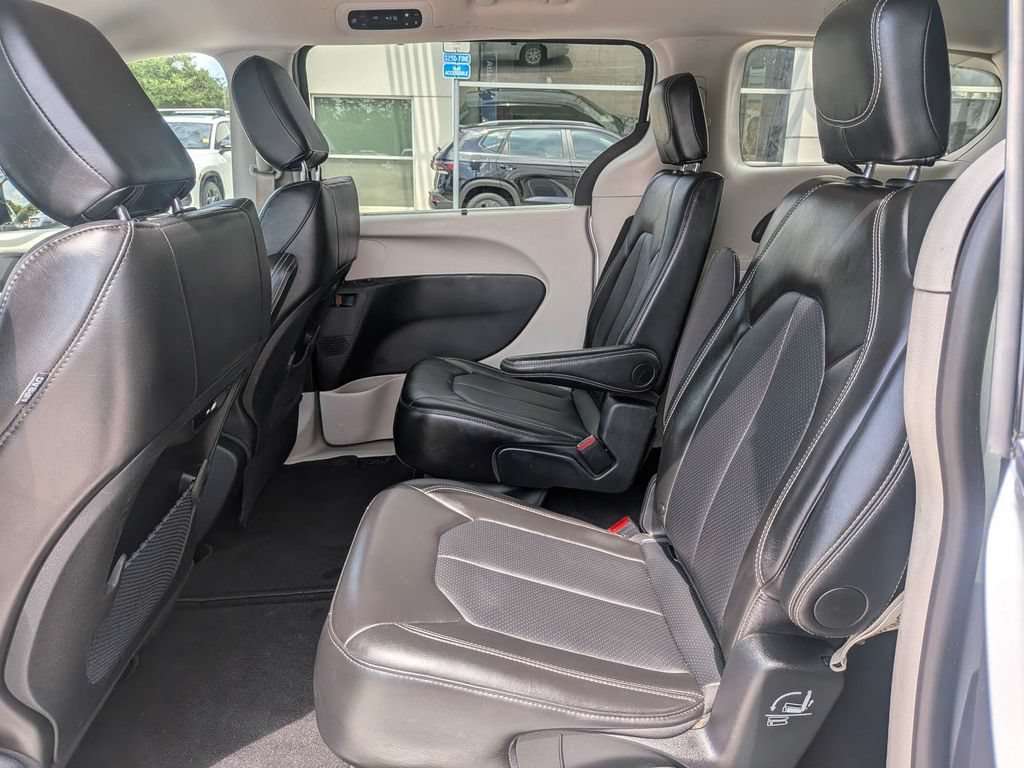 Used 2024 Chrysler Pacifica Touring-L FWD image 15