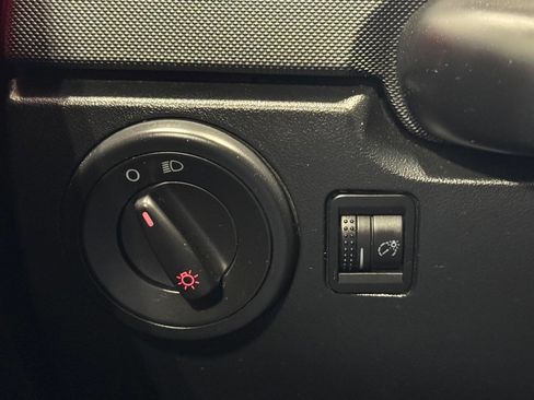 Used 2009 Volkswagen Beetle Convertible FWD image 16