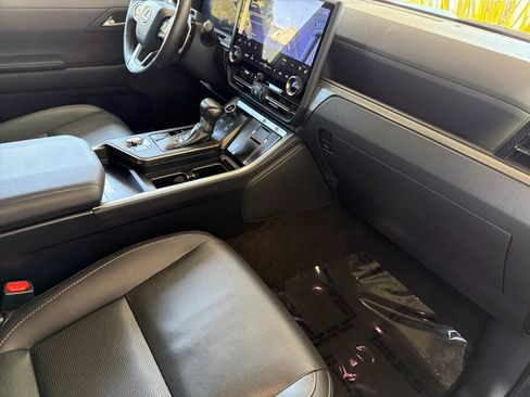 Used 2024 Lexus GX 550 w/ Accessory Package (2T) AWD/4WD image 19