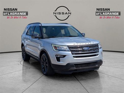 Used 2018 Ford Explorer XLT w/ Equipment Group 202A image 3