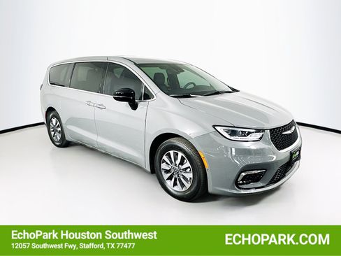 Used 2025 Chrysler Pacifica Select image 1