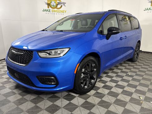 New 2026 Chrysler Pacifica Select w/ S Appearance Package image 3