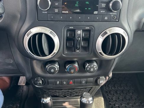 Used 2018 Jeep Wrangler Unlimited Sahara w/ Connectivity Group AWD/4WD image 14