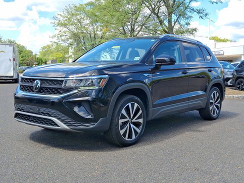 Used 2022 Volkswagen Taos SE w/ Driver Assistance Package image 3