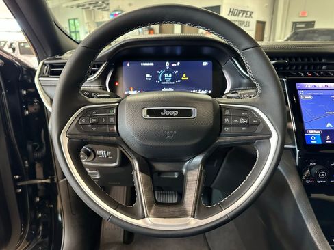 Used 2025 Jeep Grand Cherokee Limited AWD/4WD image 15