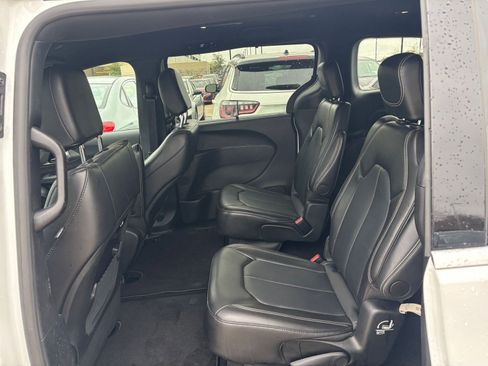 Used 2025 Chrysler Pacifica Select image 28