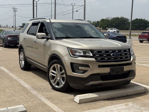 Used 2017 Ford Explorer Limited w/ Equipment Group 301A AWD/4WD image 2