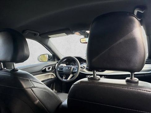 Used 2025 Jeep Compass Limited image 18