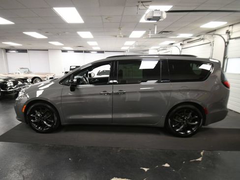 Used 2025 Chrysler Pacifica Limited FWD image 5