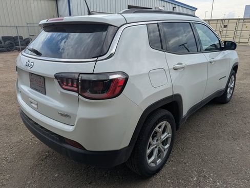 Used 2024 Jeep Compass Latitude AWD/4WD image 11