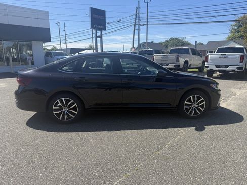 Used 2025 Volkswagen Jetta SE FWD image 2