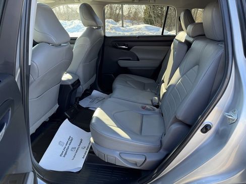 Certified 2023 Toyota Highlander XLE image 28