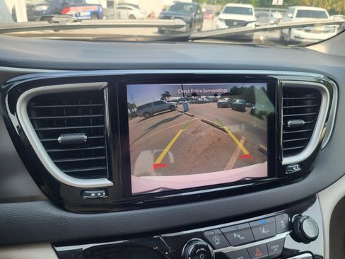 Used 2023 Chrysler Pacifica Touring-L FWD image 19