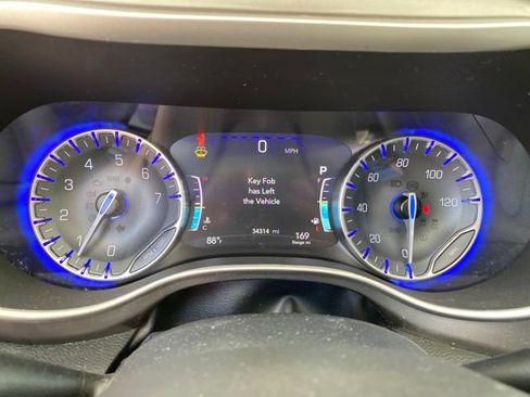 Used 2023 Chrysler Pacifica Touring-L FWD image 20