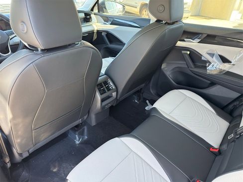 New 2026 Volkswagen Tiguan SE image 23