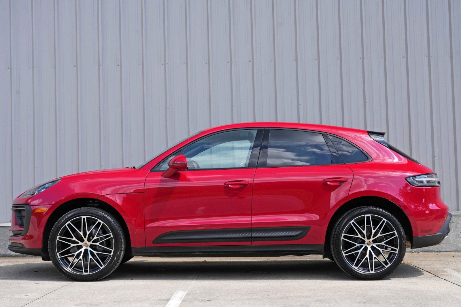 Used 2024 Porsche Macan AWD/4WD image 9