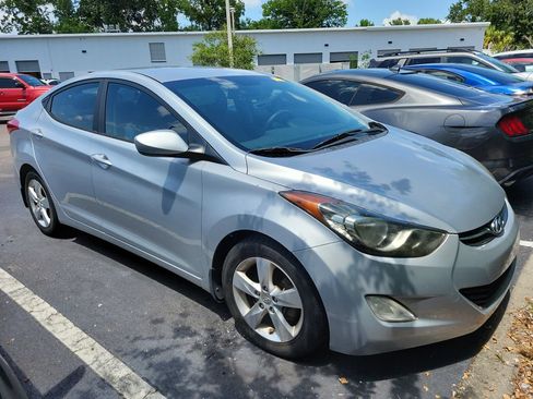 Used 2013 Hyundai Elantra GLS w/ Preferred Pkg FWD image 2