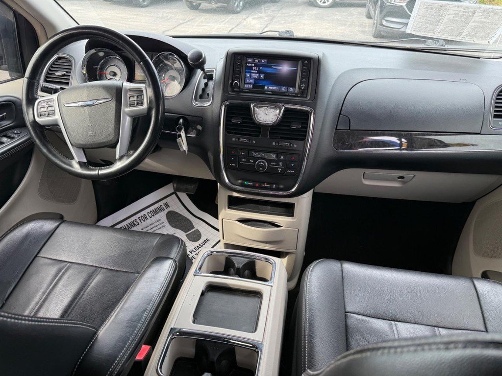 Used 2014 Chrysler Town & Country Touring FWD image 9