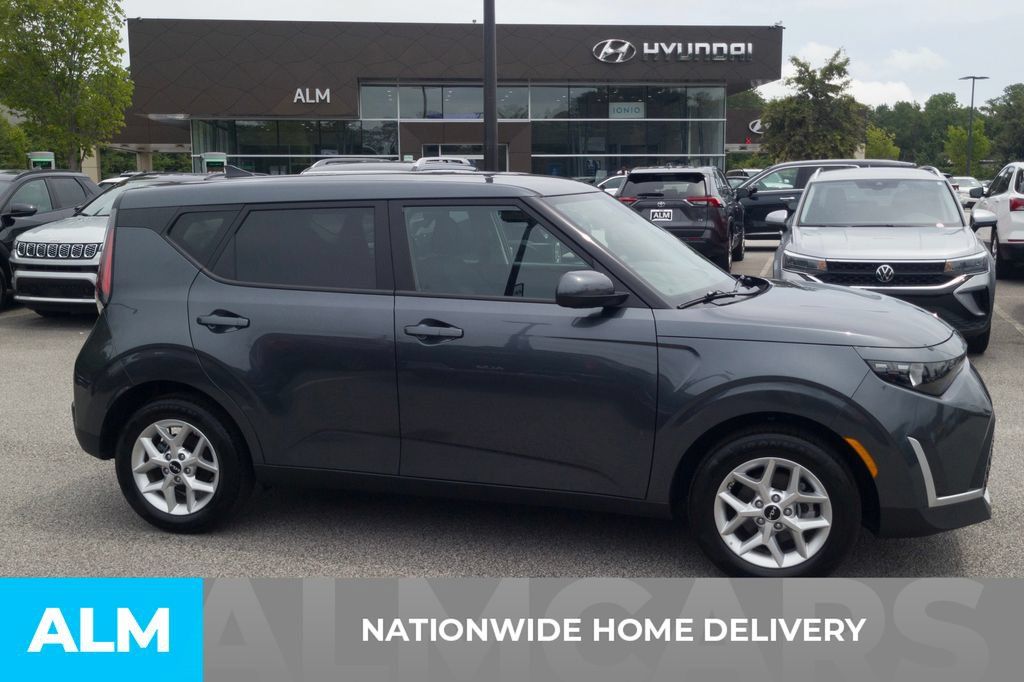 Used 2025 Kia Soul LX w/ LX Technology Package FWD image 4