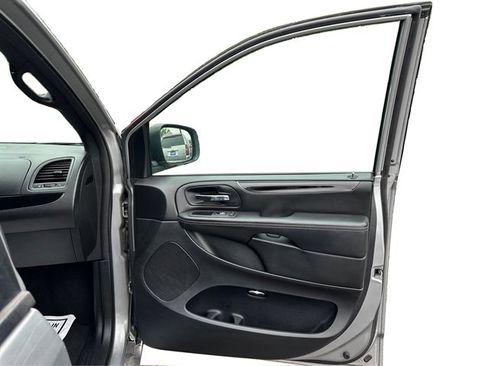 Used 2017 Dodge Grand Caravan SE FWD image 28