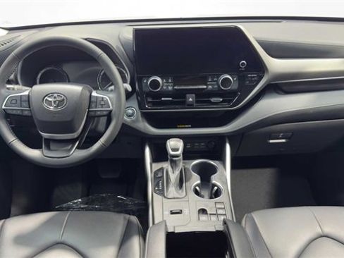Used 2023 Toyota Highlander XLE image 18