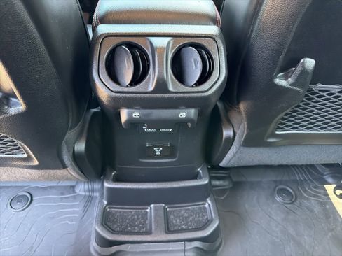 Used 2024 Jeep Wrangler Unlimited Rubicon AWD/4WD image 16