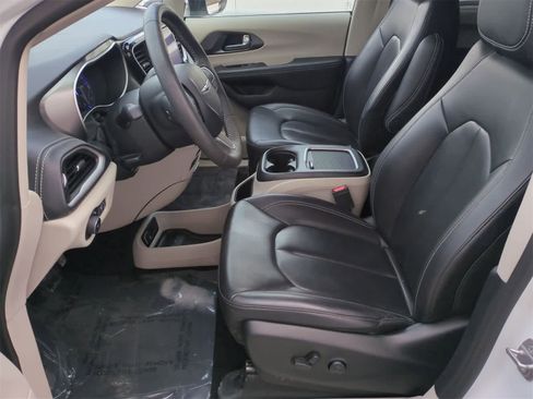 Used 2023 Chrysler Pacifica Touring-L image 16