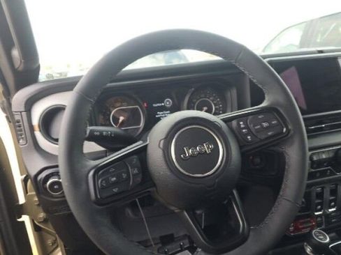 Used 2025 Jeep Wrangler Willys image 6