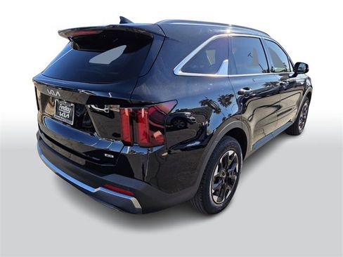 Used 2024 Kia Sorento S w/ Panoramic Sunroof Package image 4