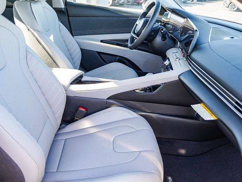 New 2025 Hyundai Elantra Limited image 25