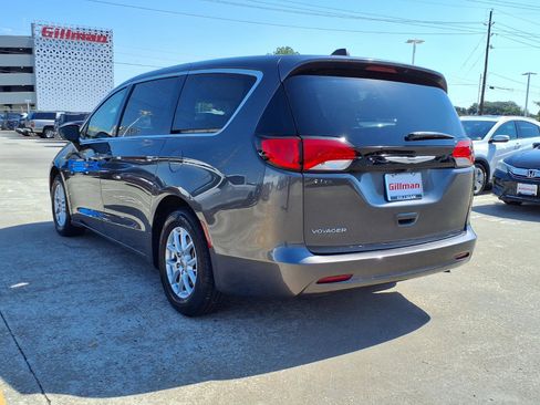 Used 2023 Chrysler Voyager LX FWD image 3
