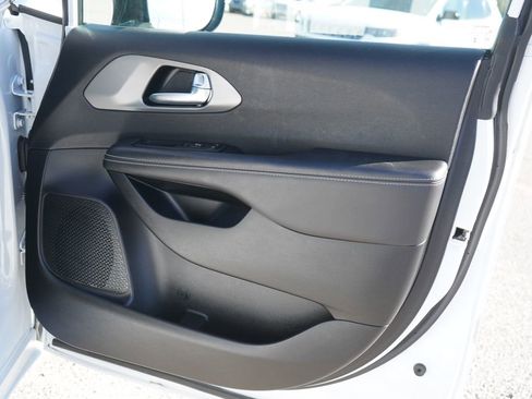 Used 2025 Chrysler Pacifica Select image 18