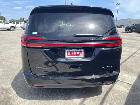 New 2025 Chrysler Pacifica Limited FWD image 4