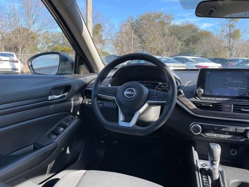 Used 2025 Nissan Altima 2.5 SV image 33