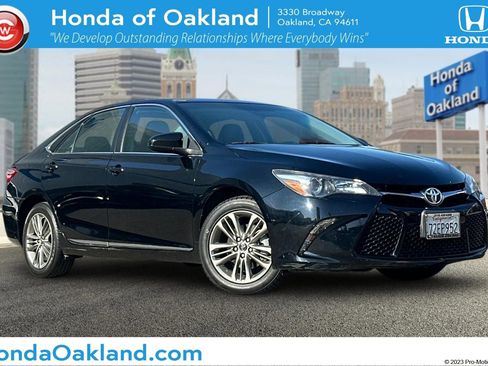 Used 2017 Toyota Camry SE image 1