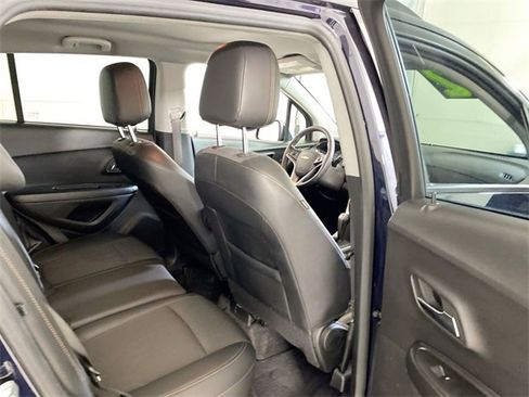 Used 2022 Chevrolet Trax LT w/ LT Convenience Package image 32